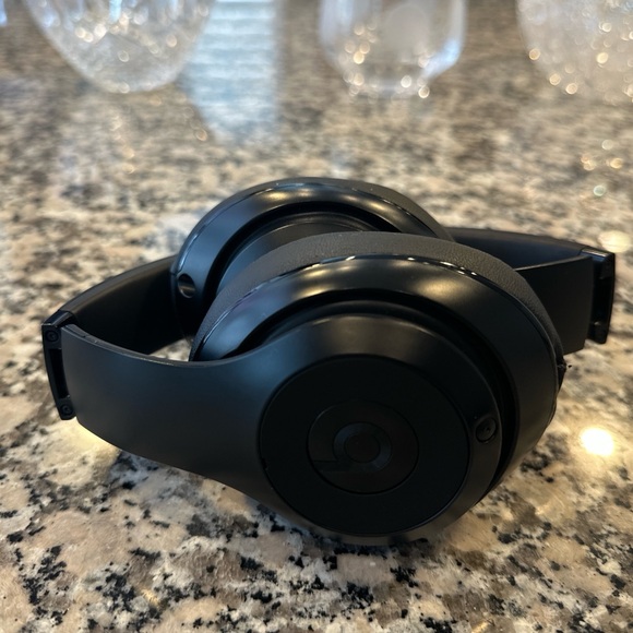 BEATS BY DRE Studio — Wireless Bluetooth Headphones — Matte Black Color - Picture 6 of 12